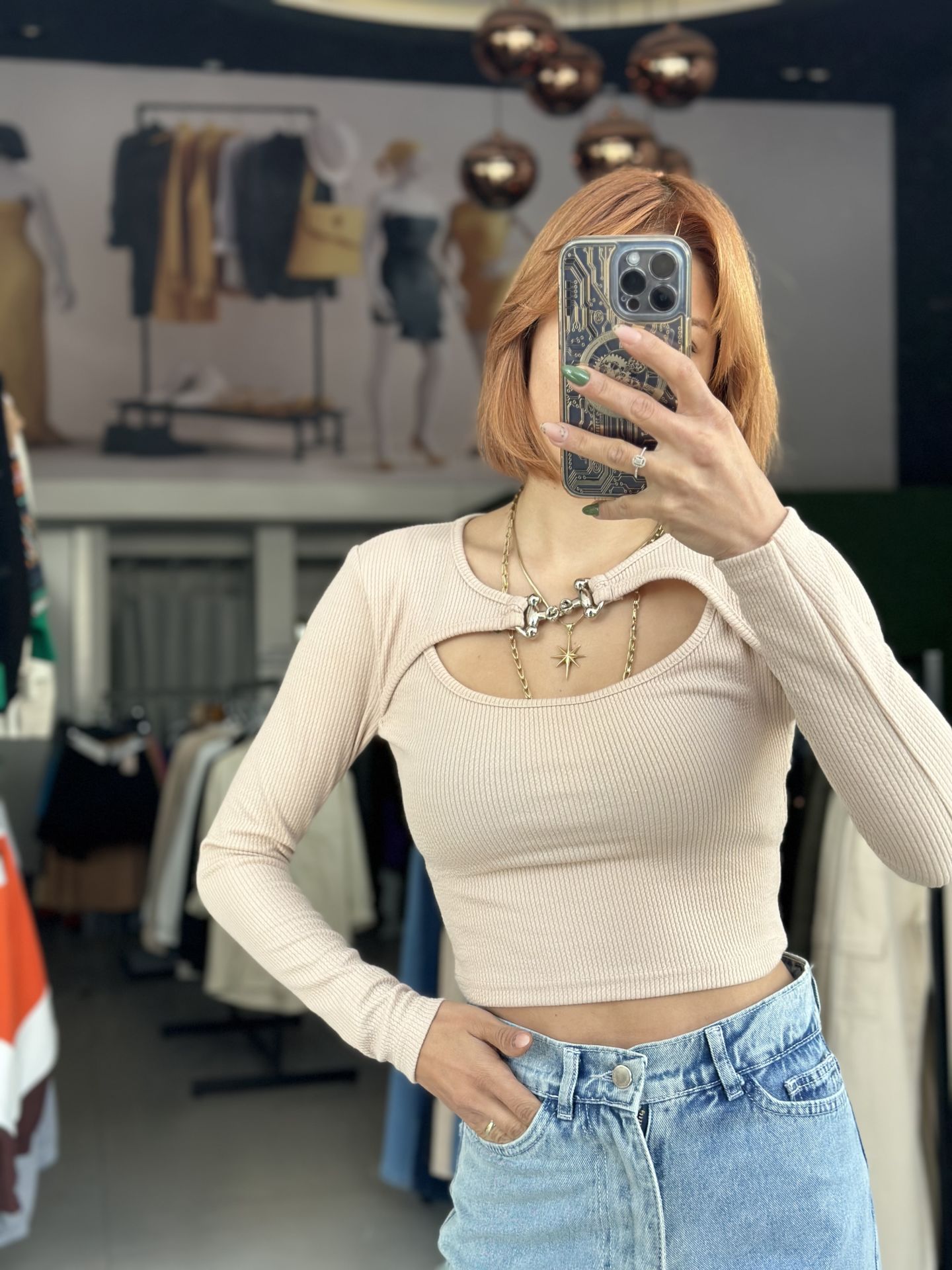 Metal Tokalı Göğüs Dekolteli Bluz