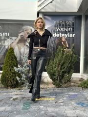 Metal Kemerli Yırtmaçlı Deri Etek