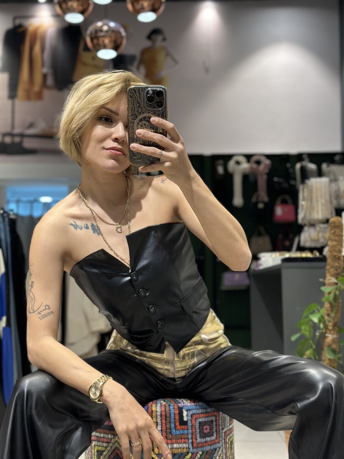 Yaka Detay Sırt Lastikli Ön Düğmeli Deri Crop