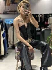 Yaka Detay Sırt Lastikli Ön Düğmeli Deri Crop