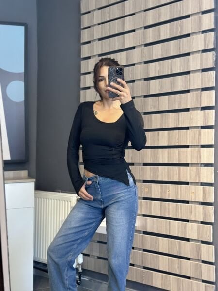 Büzgü Detayli Kare Yaka Bluz