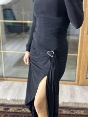 Yırtmaçlı Parlak Kalp Broş Detay Sandy Elbise